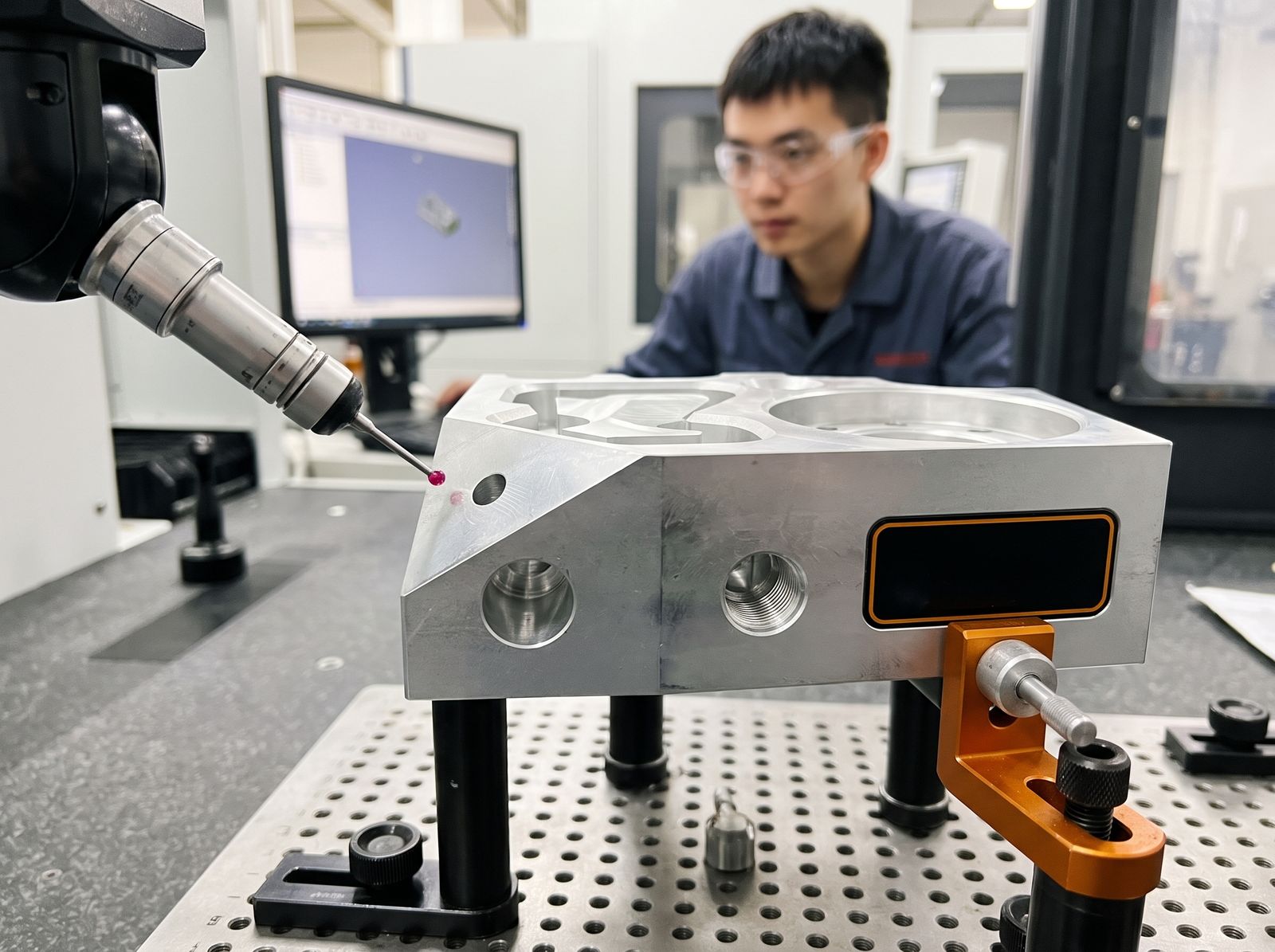 Een gefreesd onderdeel wordt nagemeten met een 3D meetmachine
