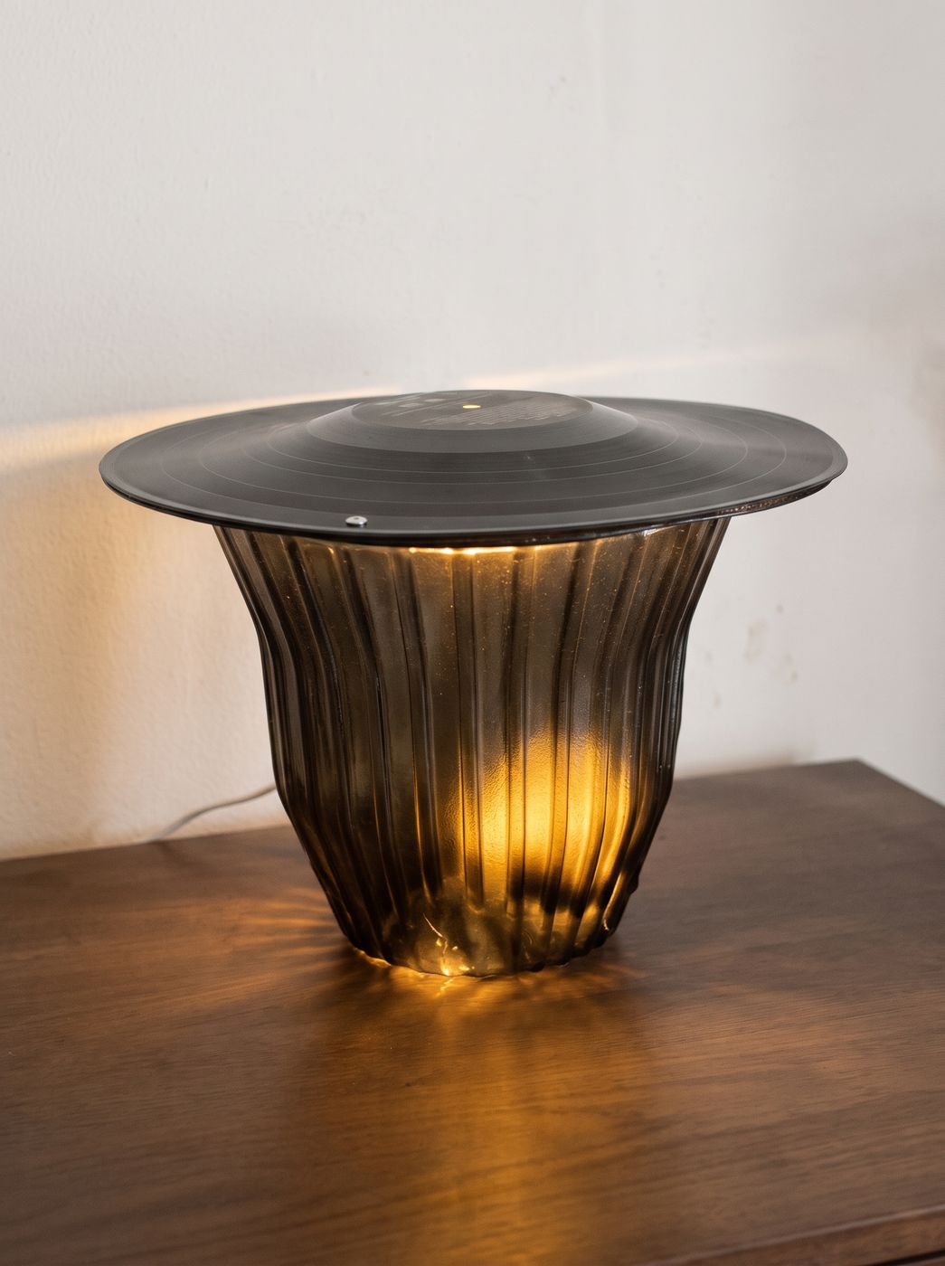 Lamp van een hergebruikte vinyl plaat